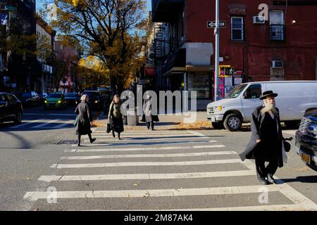 Orthodoxe jüdische Männer und Frauen gehen über Lee Avenue.Williamsburg.Brooklyn.New York City.USA Stockfoto