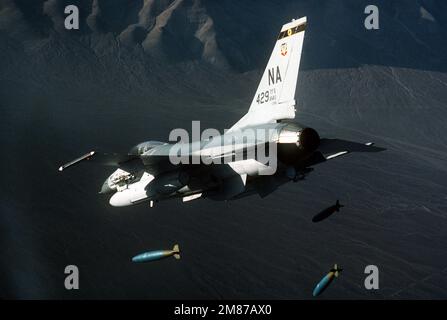 Eine Air-to-Air-Rückansicht einer F-16, die Falcon bekämpft, des taktischen Kampfgeschwaders 429., das drei Mark 84 2000-Pfund-Bomben freisetzt. Land: Unbekannt Stockfoto