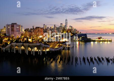 Little Island am Hudson River Pier 55 bei Nacht mit Whitney Museum of American Art und der Skyline von Lower Manhattan im Hintergrund. New York City.USA Stockfoto