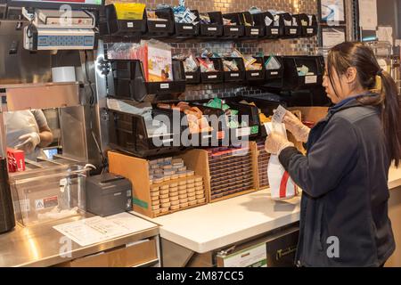 Livonia, Michigan – Ein Mitarbeiter von Chick-fil-A füllt die Bestellung eines Gastes am Tag der großen Eröffnung des Restaurants aus. Stockfoto