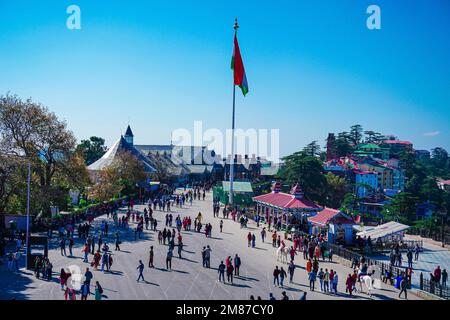 Eine wunderschöne Aussicht auf den Ridge Shimla und die Menschen, die um die indische Flagge laufen Stockfoto