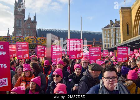 London, Großbritannien. 30.. November 2022 Tausende von Menschen versammelten sich vor der King's Cross Station zu einer Kundgebung zur Unterstützung von Universitätsstreiks. Die University and College Union (UCU) hat die bisher größte Besichtigung durch Universitäts- und Hochschulmitarbeiter im Vereinigten Königreich organisiert, bei der es um Gehälter, Renten und Arbeitsbedingungen ging. Stockfoto