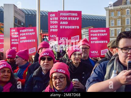 London, Großbritannien. 30.. November 2022 Tausende von Menschen versammelten sich vor der King's Cross Station zu einer Kundgebung zur Unterstützung von Universitätsstreiks. Die University and College Union (UCU) hat die bisher größte Besichtigung durch Universitäts- und Hochschulmitarbeiter im Vereinigten Königreich organisiert, bei der es um Gehälter, Renten und Arbeitsbedingungen ging. Stockfoto