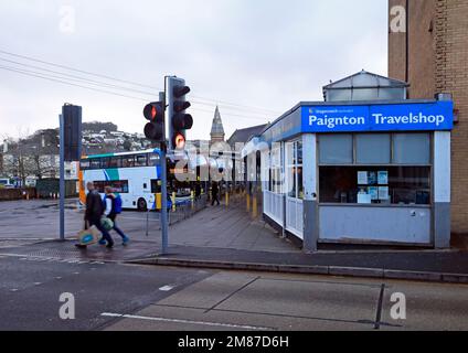 Busbahnhof Paignton und Travelshop, Stand: Januar 2023. Im Winter Stockfoto