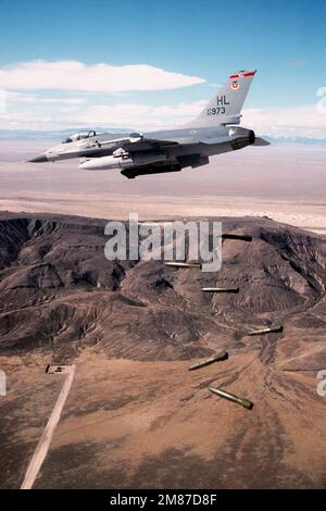 Eine Air-to-Air-Ansicht von links auf eine F-16, die Falcon bekämpft, das 34. Taktische Kampfgeschwader, das Mark 82 500-Pfund-Bomben über einer Reichweite auf dem Hill Air Force Base, Utah, abwirft. Das Flugzeug ist außerdem mit EINER SIDEWINDER-Rakete AIM-9 ausgerüstet. Land: Unbekannt Stockfoto