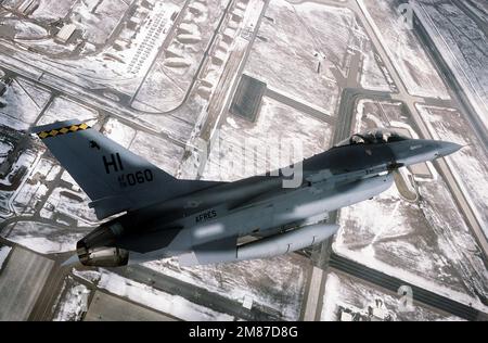 Eine Air-to-Air-Rückansicht eines F-16 Kampfflugzeugs des taktischen Kampfflugzeugs 419., USA Air Force Reserve, nach links. Land: Unbekannt Stockfoto