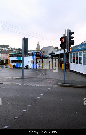 Busbahnhof Paignton und Travelshop, Stand: Januar 2023. Im Winter Stockfoto