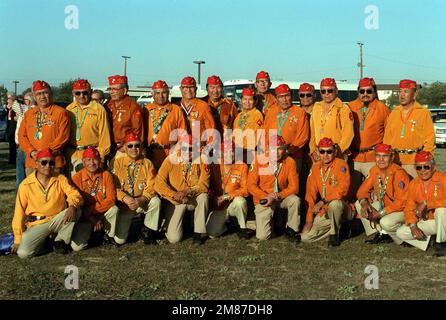 Mitglieder der 3. Und 4. Division Navajo Code Talker Platoons des Zweiten Weltkriegs, gekleidet in der Uniform ihrer Einheit, posieren für ein Gruppenfoto während einer Gedenkfeier für die Landung auf Iwo Jima. Basis: Marine Corps Basislager Pendleton Bundesstaat: Kalifornien (CA) Land: Vereinigte Staaten von Amerika (USA) Stockfoto