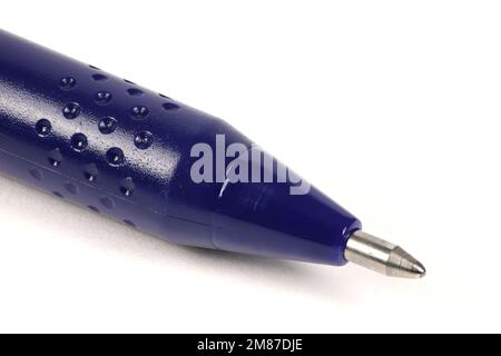 Dunkelblauer Stift isoliert auf Weiß. Extrem Nahaufnahme. Hochauflösendes Foto. Volle Schärfentiefe. Stockfoto