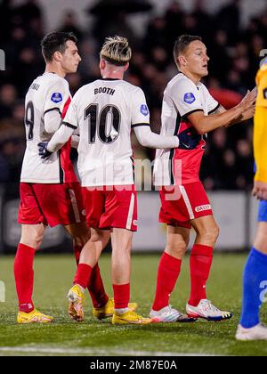 VEGHEL, NIEDERLANDE - JANUAR 12: Tasos Douvikas vom FC Utrecht feiert nach dem dritten Tor seiner Teams Taylor Booth vom FC Utrecht, Jens Toornstra vom FC Utrecht während des Spiels der niederländischen TOTO KNVB Cup Runde 2 zwischen Blauw Geel '38 und FC Utrecht im Prins Willem Alexander Sportpark am 12. Januar 2023 in Veghel, Niederlande (Foto von Joris Verwijst/Orange Pictures) Stockfoto