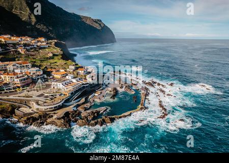 Blick aus der Vogelperspektive auf Porto Moniz mit vulkanischen Lava-Swimmingpools, Madeira. Salzwasserpools, die in Lavaformationen des Atlantischen Ozeans entstanden sind. Herrlich Stockfoto