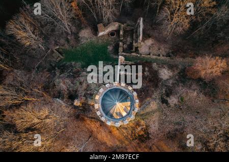 Blick von oben auf die gotische Renaissance-Burgruine Selmberk in der Nähe des Dorfes Mlada Vozice, Tschechische republik. Sie steht auf einem Felsen, Aussichtsturm Stockfoto