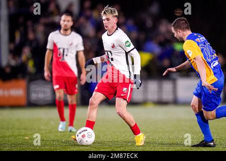 VEGHEL, NIEDERLANDE - JANUAR 12: Taylor Booth vom FC Utrecht, Wouter op den Camp von Blauw Geel 38 während des Spiels der Dutch TOTO KNVB Cup Runde 2 zwischen Blauw Geel 38 und FC Utrecht im Prins Willem Alexander Sportpark am 12. Januar 2023 in Veghel, Niederlande (Foto von Joris Verwijst/Orange Pictures) Stockfoto