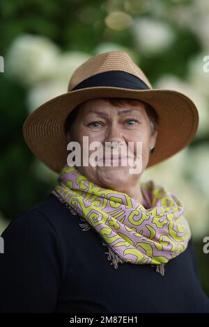 Glückliches und würdevolles Alter, sich um alte Eltern zu kümmern Stockfoto