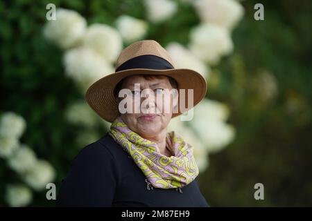 Sozialversicherung für alte Menschen und Rentner, reiche Rentner, die schön gekleidet sind und sich in einem warmen Land ausruhen Stockfoto