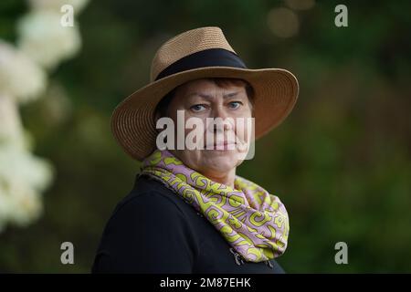 Glücklicher Rentner, Rentenversicherung und hohes Alter, plastische Chirurgie macht das Gesicht einer alten Dame jung und fit Stockfoto