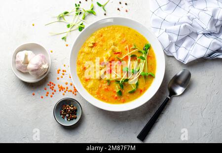 Linsensuppe, leckere hausgemachte Gemüsesuppe mit Hühnchen und Kräutern auf hellem Hintergrund, gesunde Ernährung Stockfoto