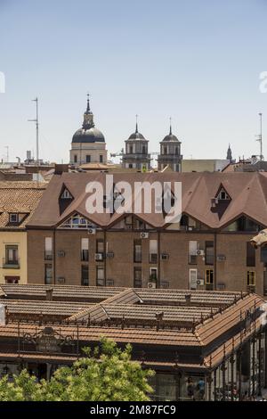 Dächer und Fassaden des Markts San Miguel und der umliegenden Gebäude im Zentrum von Madrid Stockfoto