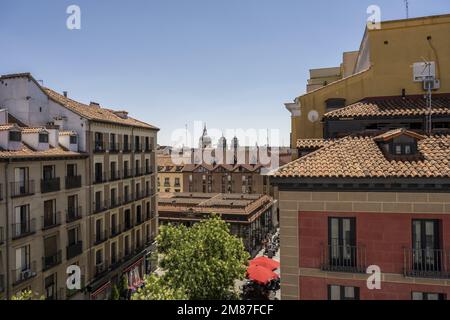 Dächer, Balkone, Bäume und Fassaden des Markts San Miguel und angrenzende Gebäude im Zentrum von Madrid Stockfoto