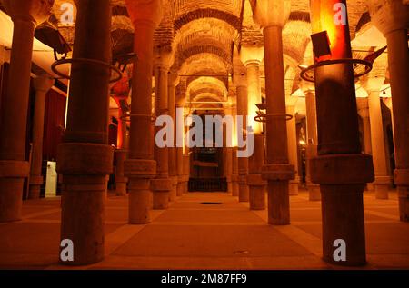 Die Zisterne Binbirdirek in Istanbul, Türkei, wurde während der byzantinischen Zeit erbaut. Stockfoto