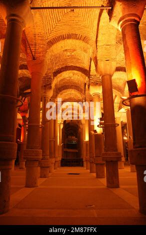 Die Zisterne Binbirdirek in Istanbul, Türkei, wurde während der byzantinischen Zeit erbaut. Stockfoto