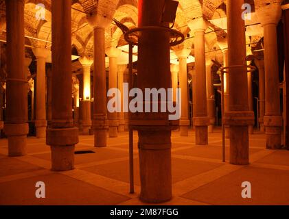 Die Zisterne Binbirdirek in Istanbul, Türkei, wurde während der byzantinischen Zeit erbaut. Stockfoto