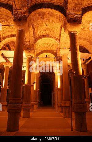 Die Zisterne Binbirdirek in Istanbul, Türkei, wurde während der byzantinischen Zeit erbaut. Stockfoto