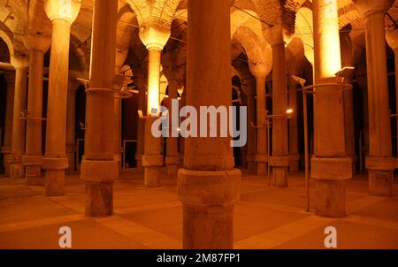 Die Zisterne Binbirdirek in Istanbul, Türkei, wurde während der byzantinischen Zeit erbaut. Stockfoto