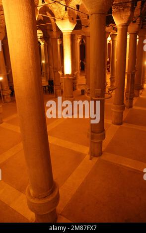 Die Zisterne Binbirdirek in Istanbul, Türkei, wurde während der byzantinischen Zeit erbaut. Stockfoto