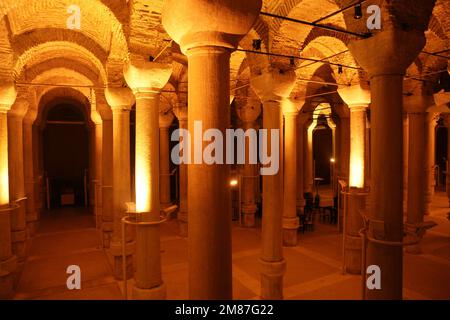 Die Zisterne Binbirdirek in Istanbul, Türkei, wurde während der byzantinischen Zeit erbaut. Stockfoto