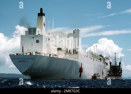 Ein Spitalschiff USNS MERCY (T-AH-19) mit Steuerbord-Viertelblick und dem Flottenschlepper USNS SIOUX (T-ATF-171) daneben. Basis: Legaspi Land: Philippinen (PHL) Stockfoto