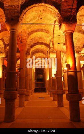 Die Zisterne Binbirdirek in Istanbul, Türkei, wurde während der byzantinischen Zeit erbaut. Stockfoto