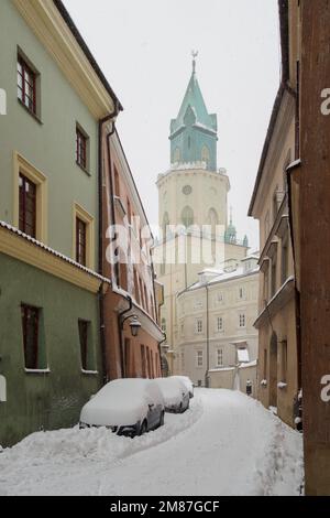 Winterangriff. Stadt im frischen Schnee. Jezuicka-Straße in Lublin. Stockfoto