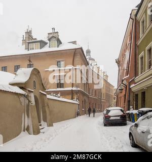 Winterangriff. Stadt im frischen Schnee. Jezuicka-Straße in Lublin. Stockfoto