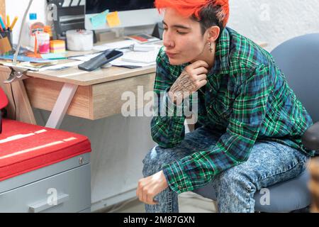 Junge Latina-Frau sitzt an ihrem Schreibtisch und berührt ihre Kehle, weil sie sich krank fühlt. Stockfoto