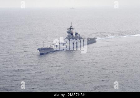 Ein erhöhter Hafenbogenblick auf das derzeit stattfindende Schlachtschiff USS NEW JERSEY (BB-62). Land: Pazifik (POC) Stockfoto