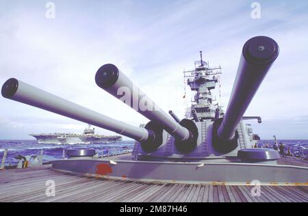 Ein Blick von der Prognose der Mark 7, 16 Zoll, Kaliber 50 und Aufbau des Schlachtschiff USS NEW JERSEY (BB-62). Im Hintergrund befindet sich der Flugzeugträger USS CONSTELLATION (CV-64). Basis: Golf von Alaska Staat: Alaska (AK) Land: Vereinigte Staaten von Amerika (USA) Stockfoto