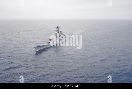 Ein erhöhter Hafenbogenblick auf das derzeit stattfindende Schlachtschiff USS NEW JERSEY (BB-62). Land: Pazifik (POC) Stockfoto