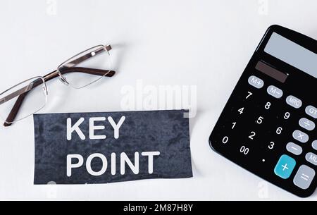 TEXTPUNKT auf Texturhintergrund von kurzer Notiz mit Brille und Taschenrechner auf weißem Hintergrund Stockfoto