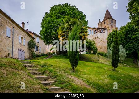 Blick auf die Straßen und die Kirche des kleinen Dorfes Lavardens im Süden Frankreichs (Gers) Stockfoto