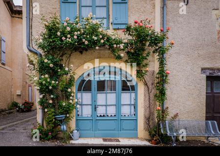 Die wunderschöne Fassade eines Hauses im Dorf Lavardens im Süden Frankreichs (Gers) Stockfoto