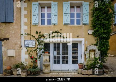 Die wunderschöne Fassade eines Hauses im Dorf Lavardens im Süden Frankreichs (Gers) Stockfoto