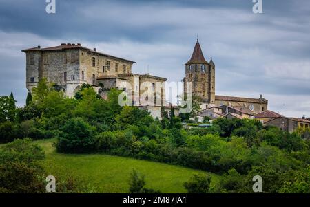 Blick auf das mittelalterliche Schloss Lavardens und die Kirche aus der Ferne, ein kleines Dorf im Süden Frankreichs (Gers) Stockfoto