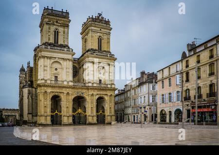 Blick auf die Renaissance-Fassade der Kathedrale Saint Marie in Auch, im Süden Frankreichs (Gers) Stockfoto