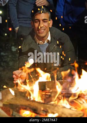 Premierminister Rishi Sunak trinkt auf Marshmallows während eines Besuchs der Sea Scouts Community Group in Muirtown bei Inverness und während eines zweitägigen Besuchs in Schottland, um die Vorteile des Verbleibs im Vereinigten Königreich hervorzuheben, da er Nicola Sturgeons Bestreben nach Unabhängigkeit entgegenwirken möchte. Der Ministerpräsident wird voraussichtlich während seiner zweitägigen Reise, die am Donnerstag beginnt, Gespräche mit dem schottischen Ersten Minister führen. Foto: Donnerstag, 12. Januar 2023. Stockfoto