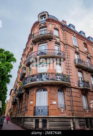 Hausmannian-Backsteingebäude an der Kreuzung der Rue Nazareth Grande und Theodore Ozenne in Toulouse (Südfrankreich) Stockfoto