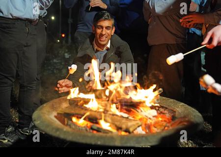 Premierminister Rishi Sunak trinkt auf Marshmallows während eines Besuchs der Sea Scouts Community Group in Muirtown bei Inverness und während eines zweitägigen Besuchs in Schottland, um die Vorteile des Verbleibs im Vereinigten Königreich hervorzuheben, da er Nicola Sturgeons Bestreben nach Unabhängigkeit entgegenwirken möchte. Der Ministerpräsident wird voraussichtlich während seiner zweitägigen Reise, die am Donnerstag beginnt, Gespräche mit dem schottischen Ersten Minister führen. Foto: Donnerstag, 12. Januar 2023. Stockfoto