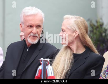 Hollywood, Ca. 12. Januar 2023. James Cameron und Suzy Amis Cameron bei der Hand- und Fußabdruck-Zeremonie von James Cameron und Jon Landau zur Feier von Avatar: The Way of Water im TCL Chinese Theater in Hollywood, Kalifornien, am 12. Januar 2023. Kredit: Faye Sadou/Media Punch/Alamy Live News Stockfoto