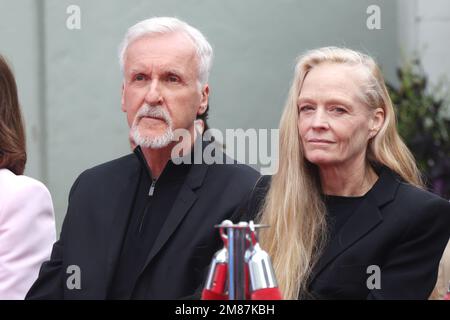 Hollywood, Ca. 12. Januar 2023. James Cameron und Suzy Amis Cameron bei der Hand- und Fußabdruck-Zeremonie von James Cameron und Jon Landau zur Feier von Avatar: The Way of Water im TCL Chinese Theater in Hollywood, Kalifornien, am 12. Januar 2023. Kredit: Faye Sadou/Media Punch/Alamy Live News Stockfoto