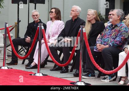 Hollywood, Ca. 12. Januar 2023. Stephen lang, Sigourney Weaver, James Cameron, Suzy Amis Cameron und Jon Landau bei der James Cameron und Jon Landau Hand- und Fußabdruck-Zeremonie zur Feier von Avatar: The Water im TCL Chinese Theater in Hollywood, Kalifornien, am 12. Januar 2023. Kredit: Faye Sadou/Media Punch/Alamy Live News Stockfoto